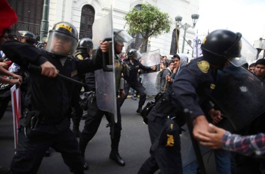 Policías antidisturbios se enfrentan a un grupo de maestros en Lima. La huelga de profesores, en demanda de mejores salarios y mayor presupuesto, lleva dos meses.