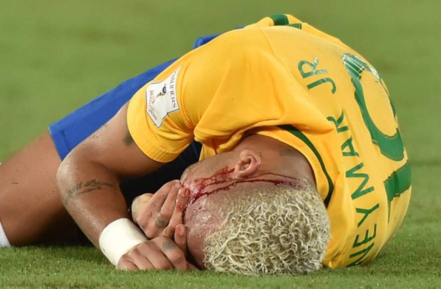 El delantero Neymar recibió un tremendo codazo por parte de Yasmani Duk de Bolivia en lo que fue el 5-0 de los brasileños sobre los bolivianos. FOTO AFP.