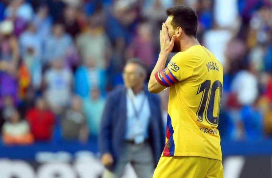 Messi se lamenta de la derrota al final del partido.