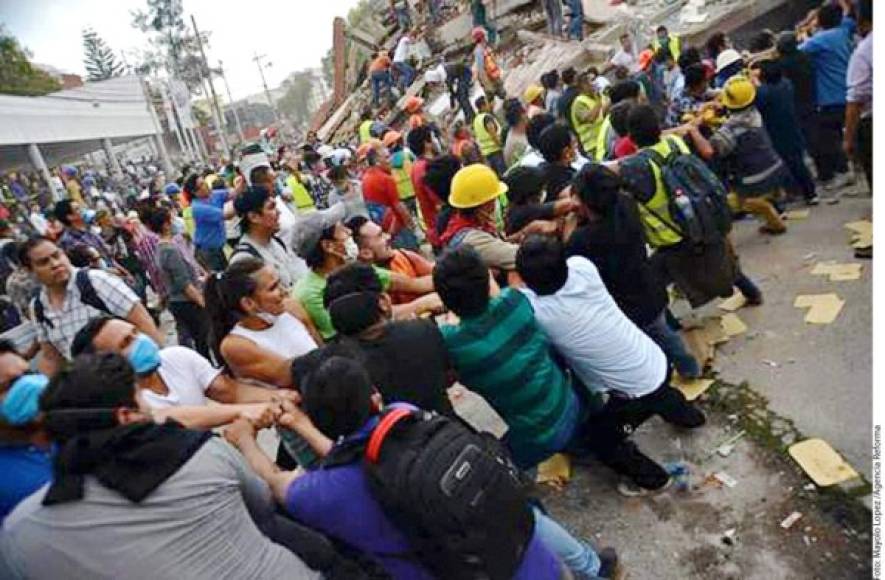 La población se ha sumado a las tareas de rescate en los edificios colapsados tras el devastador sismo.