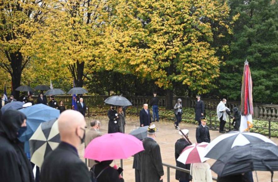 Trump depositó una ofrenda floral en el cementerio nacional de Arlington, en Virginia, en honor de los militares muertos en combate, cuatro días después de que los medios estadounidenses declararan, basándose en proyecciones de resultados oficiales, que su rival demócrata ganó las presidenciales.