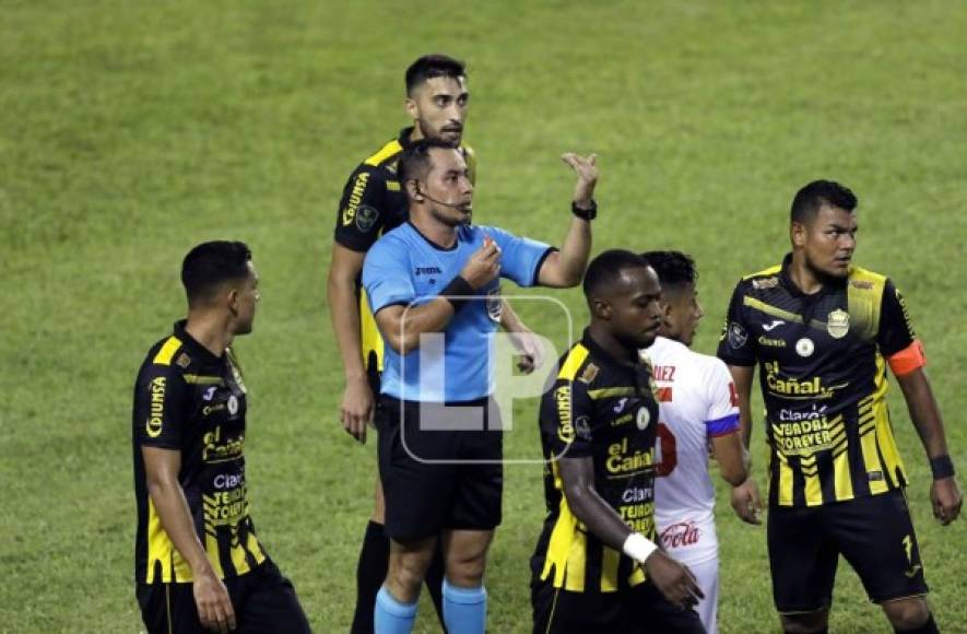 Héctor Rodríguez poniendo orden en el clásico.