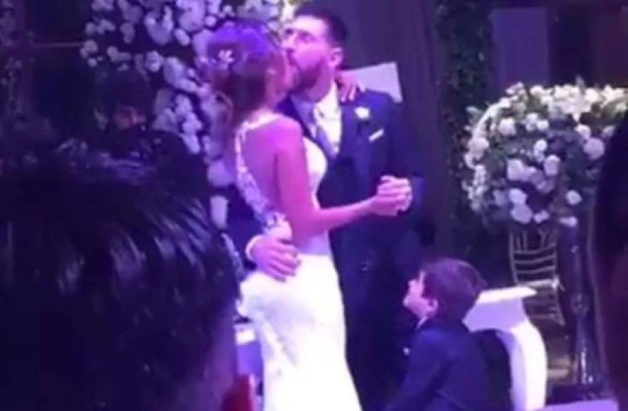 Messi ha sido cuestionado y hasta se han burlado luego del peculiar beso que le dio a su esposa.