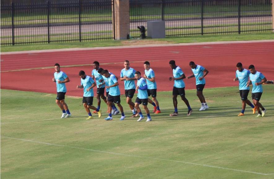 Los jugadores de la Selección de Honduras realizando el calentamiento, enfocados en el debut en la Copa Oro 2023.