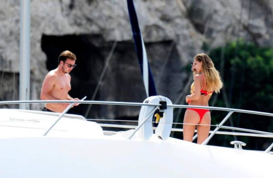 Después de haber sufrido un problema hormonal y regresar las canchas Mario Gotze disfruto del parón de selecciones en un yate con su hermosa novia Ann-Kathrin Brommel.