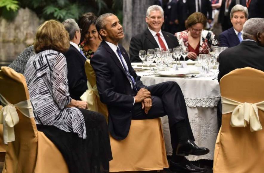 Al fondo se observa a Michelle Obama en amena plática con Raúl Castro mientras Obama se muestra atento a otro extremo.