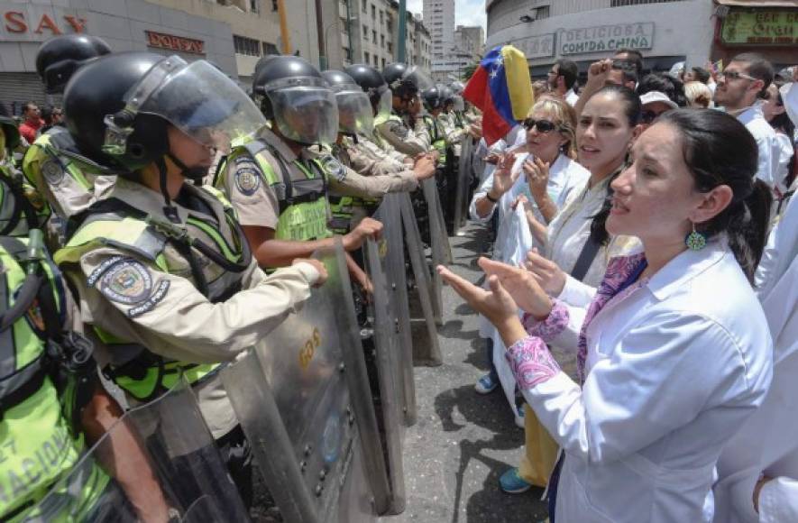 Los médicos intentaron movilizarse hacia el Ministerio de Salud, pero un cordón de la Policía Nacional Bolivariana (PNB) impidió su paso.
