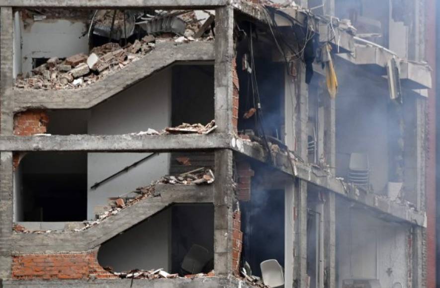 Una columna de humo emanaba del interior, al tiempo que los bomberos trataban de sofocar las llamas. Foto AFP