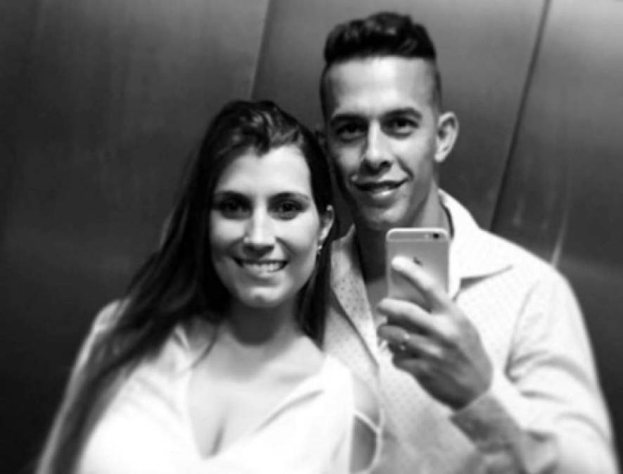 Esposa de Danilo revela lo que le dijo el portero del Chapecoense antes de morir. Según declaraciones de Letícia, la propia esposa del exfutbolista, Danilo la llamó cuando estaba en el hospital para suplicarle que cuide bien de Lorenzo, su hijo, y que no desista del fútbol. 'Me llamó quebrado en llanto, casi sin poder hablar y me dijo: 'Te amo mucho, a pesar de cualquier cosa, si no llego a superarlo, cuida bien a Lorenzo, no dejes que desista del fútbol solo por esta tragedia, continua llevándolo al estadio e incentivándolo, los amo a los dos', reveló la pareja de Danilo.