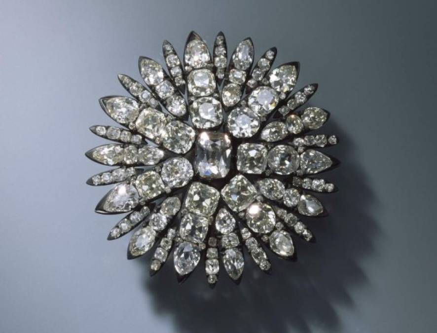 Los ladrones, que no han sido capturados, robaron de manera espectacular una decena de objetos adornados con 'centenares' de diamantes cuyo valor es incalculable, según autoridades del Palacio de Dresde.
