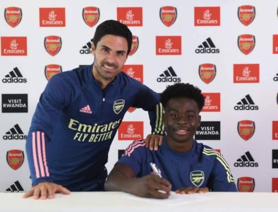 El Arsenal ha hecho público que ha llegado a un acuerdo con una de sus jóvenes perlas, Bukayo Saka, para que firme un contrato de larga duración con el club. El joven extremo inglés de 18 años ya ha jugado 37 partidos con el primer equipo y el técnico del Arsenal, Mikel Arteta, ha quedado impresionado con su nivel.
