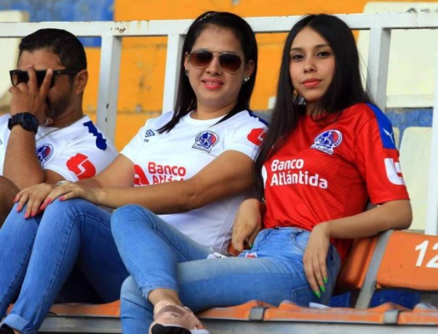 Olimpia cuenta con el apoyo de hermosas aficionadas.