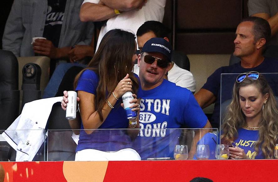 Matt Damon y Luciana Barroso - El actor estadounidense con su esposa argentina disfrutando del juego.