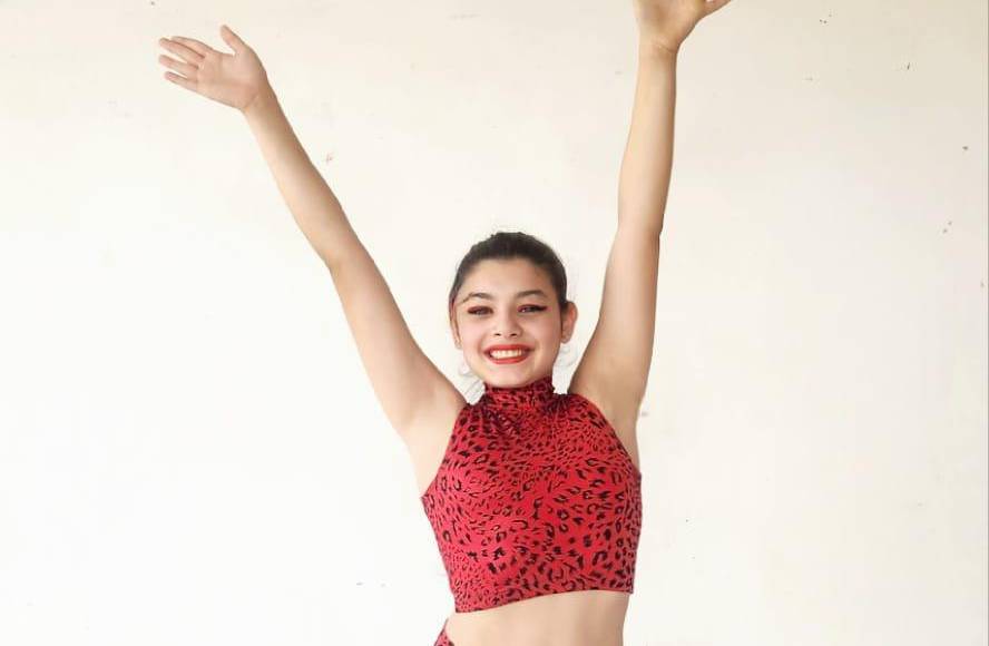 Mariana Beatriz Lara Molina, bailarina de ballet, jazz, danza árabe y acrodance es una jovencita talentosa que practica estas disciplinas desde que tenía cuatro años, hoy tiene 13 y su formación como bailarina es constante.
