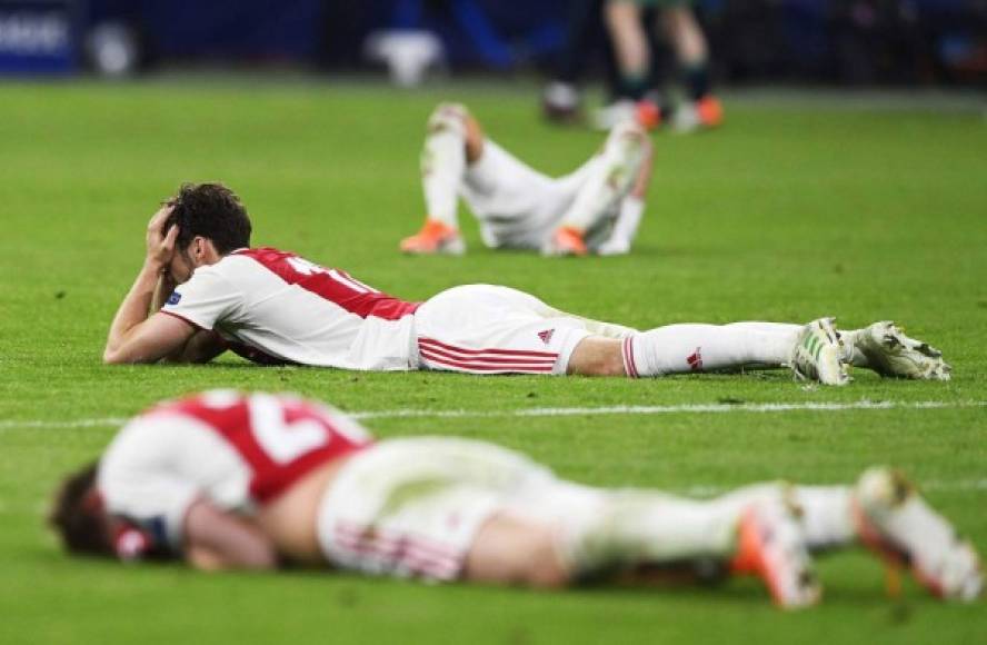 Los jugadores del Ajax se lanzaron al césped de su estadio y rompieron en llanto tras quedarse eliminados en las semifinales.