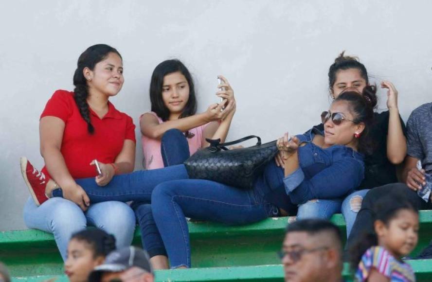 Estas chicas, relajadas antes del inicio del partido entre Platense y Juticalpa.