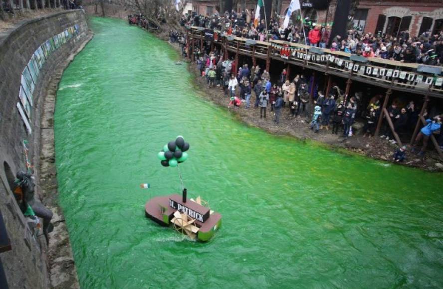 Los irlandeses pintaron de color verde las aguas del río Vilnia para celebrar la fiesta del Día de San Patricio.