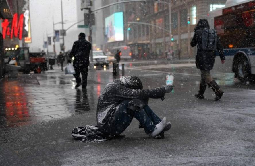 Los indigentes son las personas más afectadas por las bajas temperaturas y las tormentas de nieve en las calles de Nueva York.