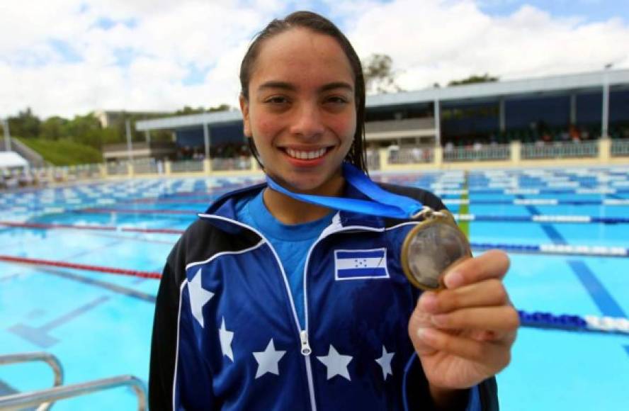 Gabriela Vilorio: Una nadadora hondureña y entre sus competencias destacan eventos realizados en Centroamérica y México, así como en dos mundiales juveniles realizados en Perú y Dubái.