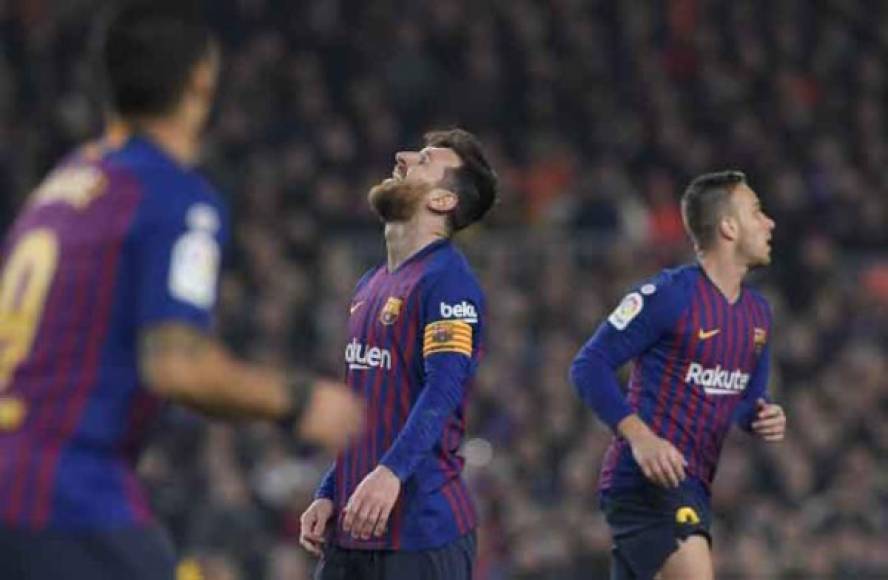 Barcelona's Spanish coach Ernesto Valverde looks on during the Spanish Copa del Rey (King's Cup) semi-final second leg football match between Real Madrid and Barcelona at the Santiago Bernabeu stadium in Madrid on February 27, 2019. (Photo by JAVIER SORIANO / AFP)