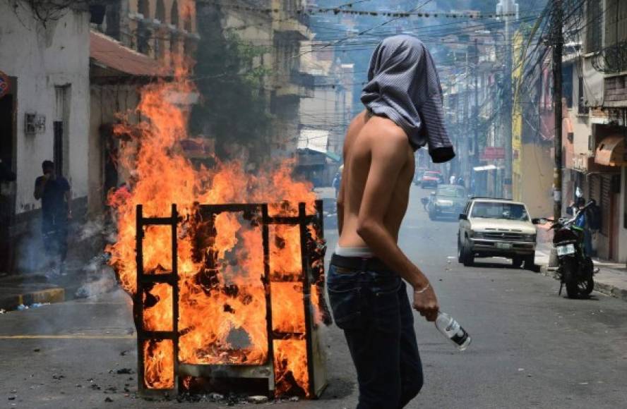 Centenares de hondureños participaron en la marcha organizada por la oposición, que recorrió el bulevar Morazán hasta el parque central de Tegucigalpa, en la que exigieron la salida del presidente del país y aseguraron que no celebran ninguna independencia.