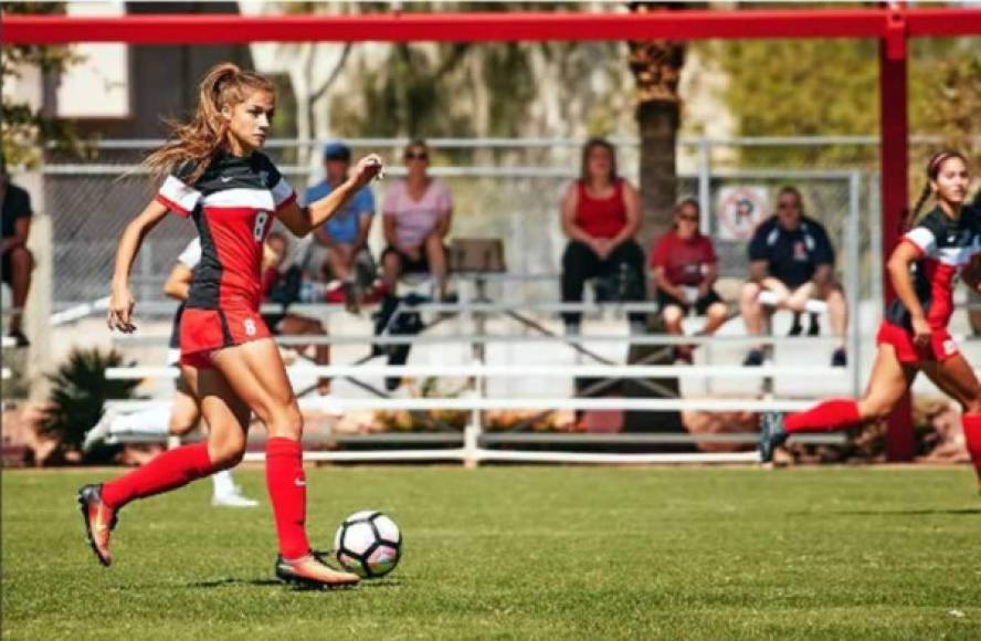 Estados Unidos es potencia mundial en el fútbol femenino, y una de las razones es el buen trabajo que realiza a la hora de reclutar jóvenes talentos y en su formación en las distintas universidades del país. Y uno de los prometedores proyectos de los norteamericanos es Paige Almendariz.
