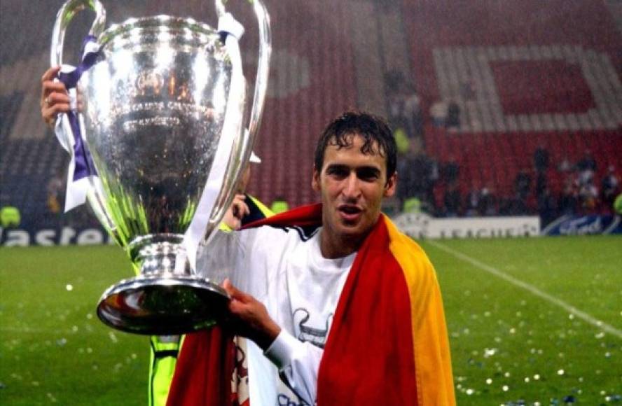 5. Raúl González (España), el ángel del Real Madrid jugó en 142 partidos de Champions. En tres ocasiones levantó la orejona con los blancos: 1998, 2000 y 2002.