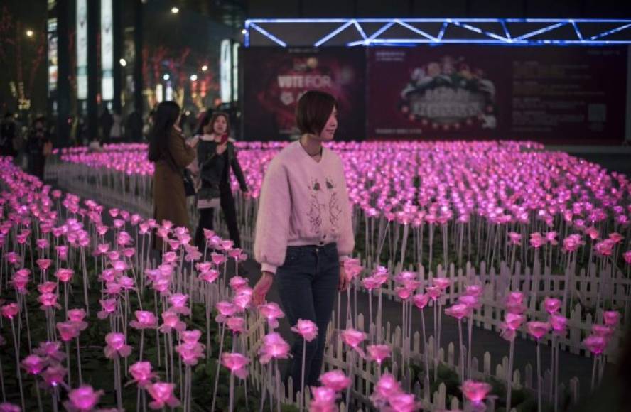 Decenas de personas admiran las decoraciones por el día de San Valentín en Beijing. <br/>