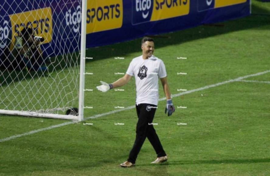 El portero brasileño Julio César apareció sorpresivamente en el estadio Morazán. En un principio no se había anunciado su llegada, pero el ex cancerbero fue titular en las Leyendas internacionales.