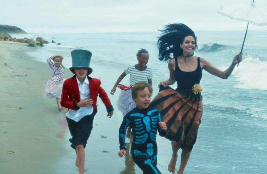 Angelina Jolie vestida de Wolford y Bottega Veneta comparte con sus hijos Vivienne, Shiloh, Zahara y Knox.