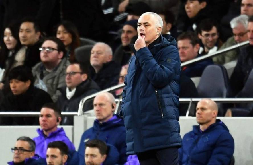 José Mourinho, pensativo con lo que estaba viendo en el campo. Foto AFP