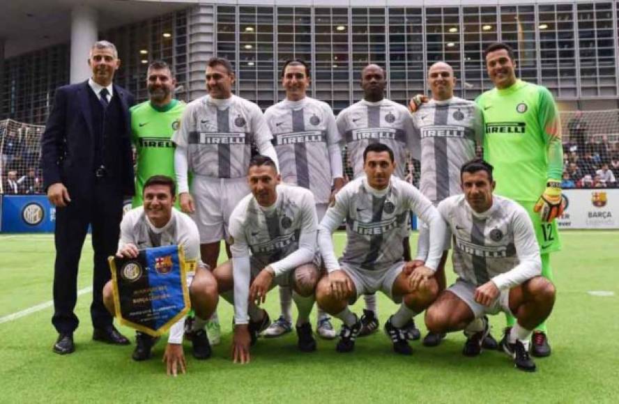 Vieri comparte con el hondureño David Suazo en el Inter Forever.