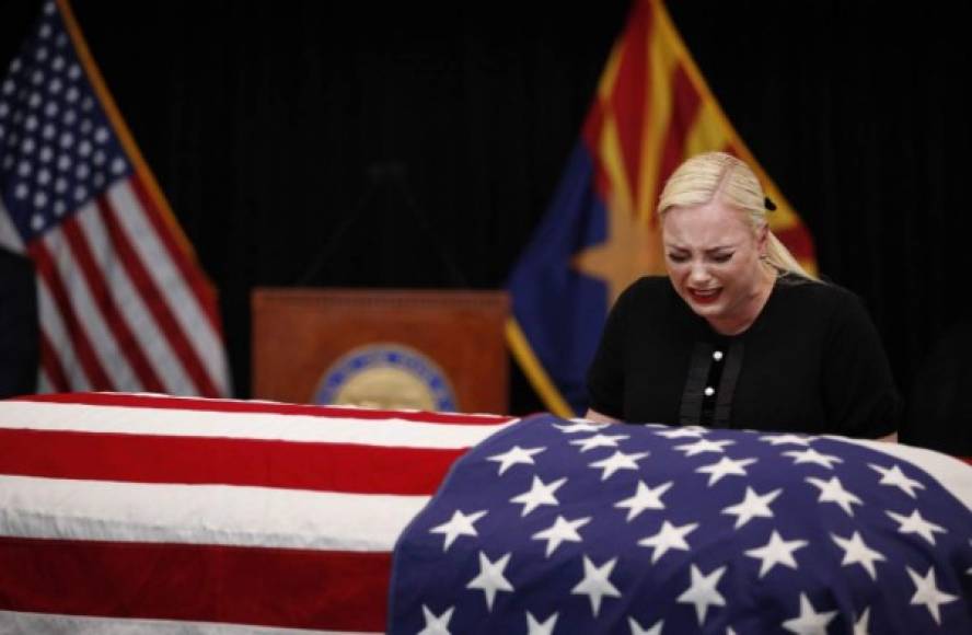 Arizona despidió hoy al senador John McCain en una solemne ceremonia en el Capitolio del Estado, liderada por el gobernador Doug Ducey y la familia del fallecido 'héroe estadounidense'.