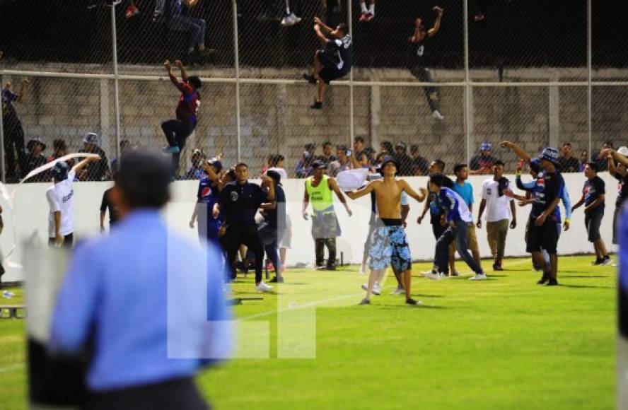 La invasión de cancha de los aficionados del Motagua al final del partido contra UPN.