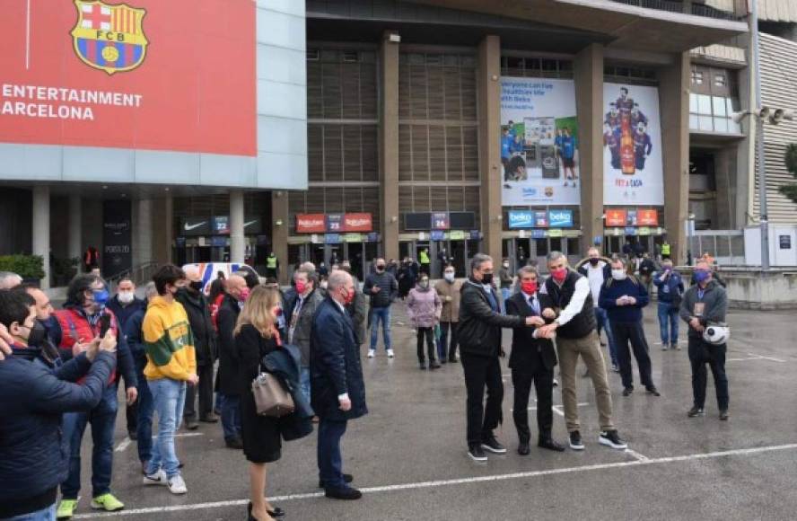 En las afueras del Camp Nou se vive una fiesta con las elecciones para elegir el que será nuevo presidente del Barcelona.