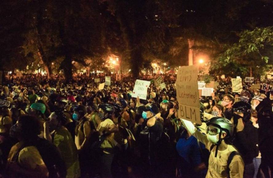 El edificio de la corte federal, punto caliente de las protestas, fue blanco de los manifestantes, que le arrojaron basura y le lanzaron fuegos artificiales, iniciando focos de incendio.<br/><br/>Agentes federales con uniformes de camuflaje arrojaron bombas de gas lacrimógeno, utilizaron granadas cegadoras y dispararon municiones irritantes, tras declarar ilegal a la aglomeración.