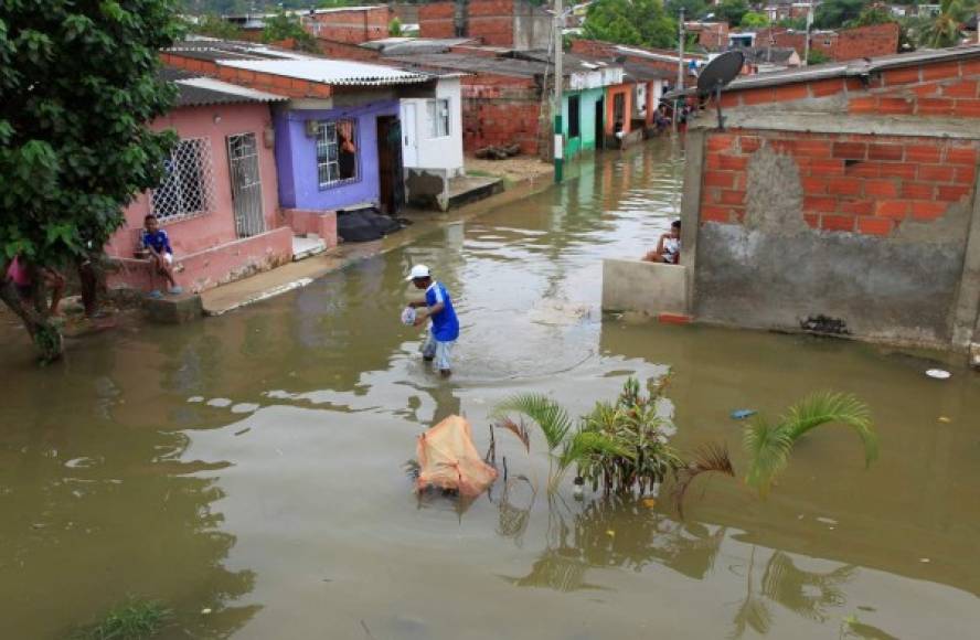"Fuertes lluvias causadas por el huracán Iota inundaron calles en Cartagena, Colombia, después de intensificarse en las últimas horas. "