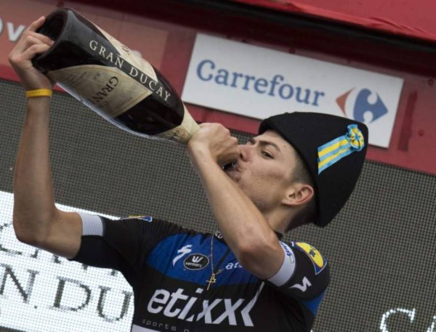 CICLISMO. Tiempo de celebrar. El ciclista español del Etixx-Quick Step David de la Cruz celebra en el podio tras ganar la etapa 9 de la 71 edición de La Vuelta a España.