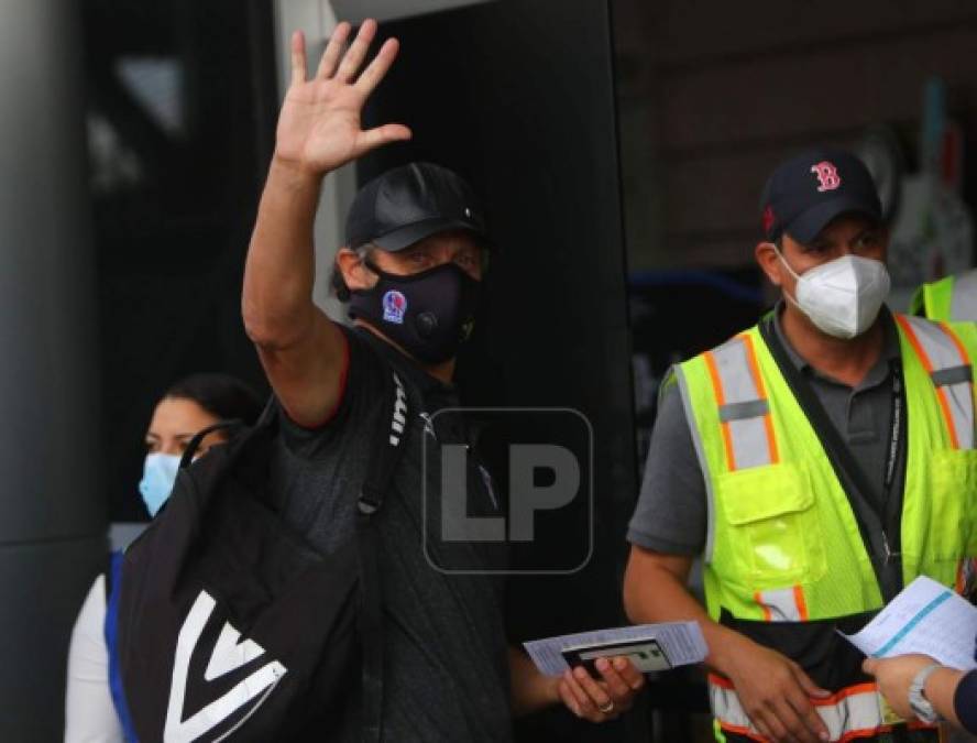 Pedro Troglio se despide de los aficionados que llegaron a alentar al Olimpia.