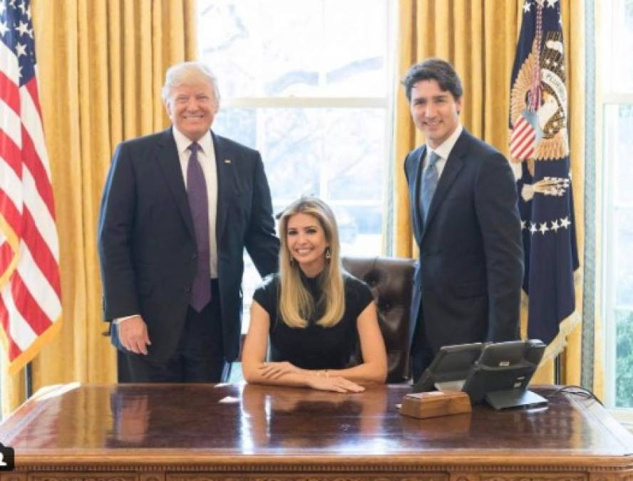 Ivanka, la hija predilecta del mandatario estadounidense, ha estado envuelta en varias polémicas desde que aterrizó en Washington DC, como la de está imagen en la que aparece sentada en la silla presidencial y que fue fuertemente criticada por los demócratas.