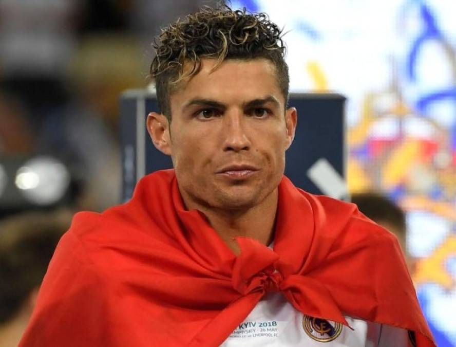 A Cristiano Ronaldo se vio en ocasiones con un rostro serio y dejó entrever que se irá del Real Madrid tras conseguir el tricampeonato de Champions League .