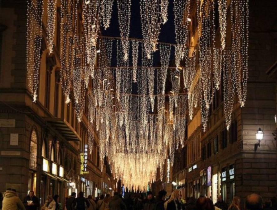 Italia. En Nochebuena se celebra a lo grande la Vigilia di Natale con un cenone (la gran cena) a base de pescado y, de postre, un surtido de dulces, en el que el rey es el exquisito panettone.