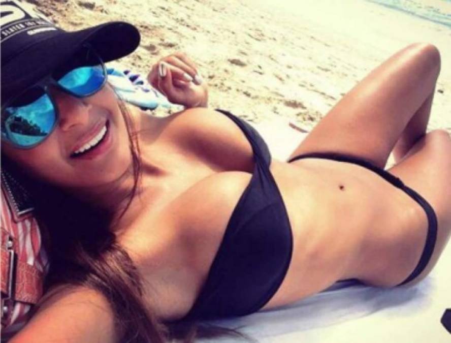 La espectacular chica disfruta en sus ratos libres en la playa y enciende las redes sociales con sus fotos.