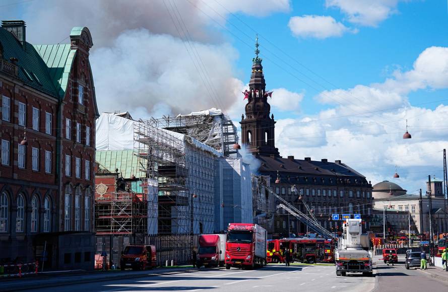 “El incendio está controlado y ahora estamos con las tareas de extinción, que van a tardar varias horas”, dijo en rueda de prensa el director de los servicios de emergencia de Copenhague, Jakob Vedsted Andersen.