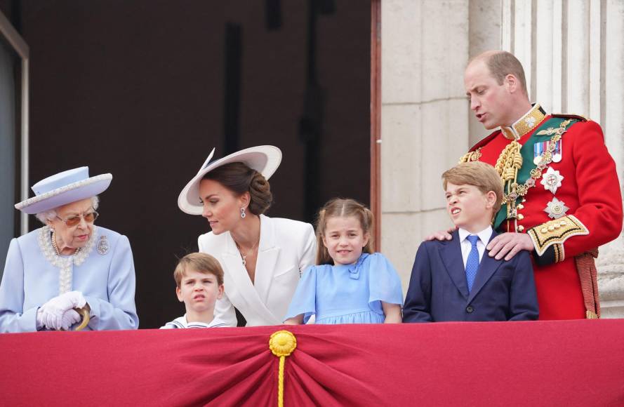 La monarca apareció en el balcón junto a sus bisnietos, los príncipes Luis, Charlotte y George, acompañados por sus padres, los duques de Cambridge, William y Kate.