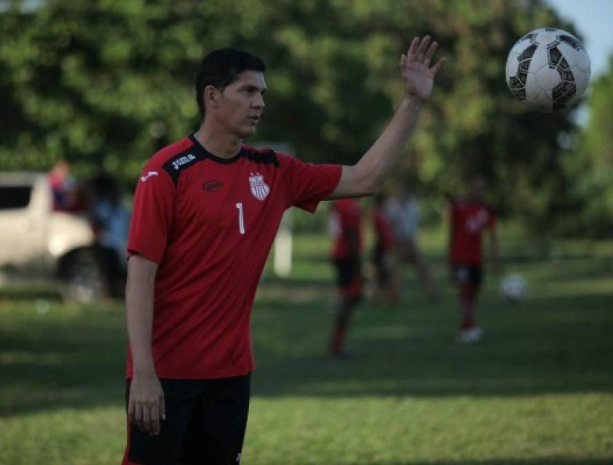 Ricardo Canales: A sus 34 años de edad, el portero ve cerca su retiro, aunque desea seguir ligado al fútbol no reniega de su pasado y señala que le gustaría asumir el puesto de entrenador de porteros y productor de café en la finca de su suegro en Santa de Copán. El cancerbero ha sido tomado por Pinto en el actual proceso de la Bicolor.