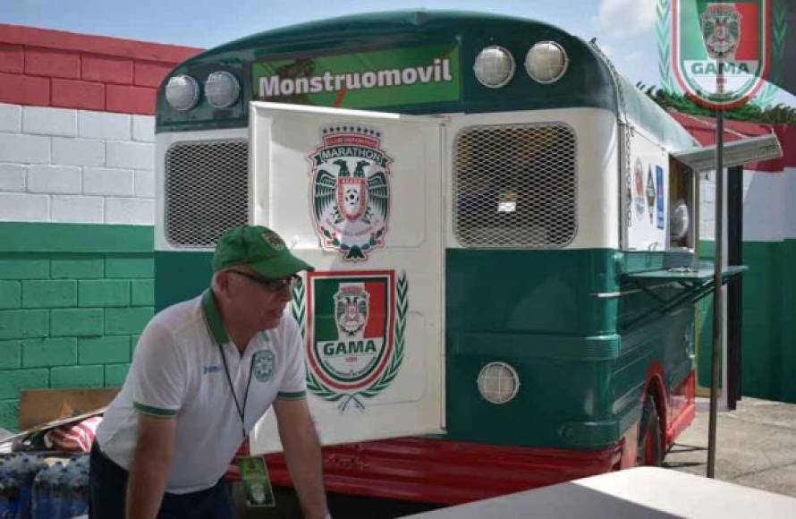 En las redes sociales el grupo de apoyo de Marathón bautizó al nuevo autobús como el 'Monstruomóvil'.