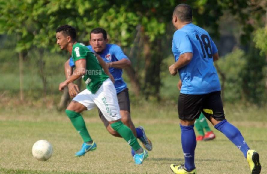 Mario René Berríos cuenta con 35 años de edad y brilla en la Liga de Veteranos.