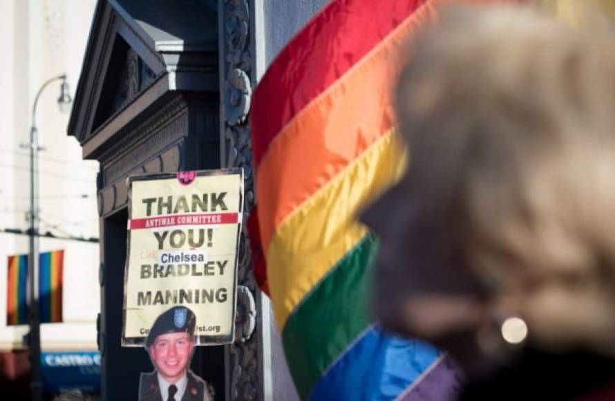 El presidente estadounidense Donald Trump anunció este miércoles que las Fuerzas Armadas ya no aceptarán ni permitirán el servicio de personas transgénero, a raíz del 'tremendo costo médico y los trastornos' que representan.