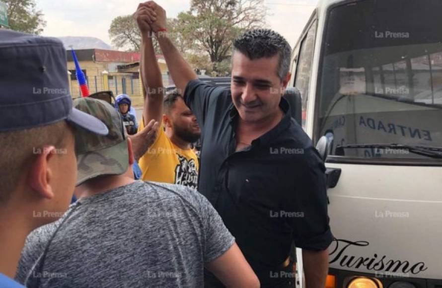 Y así fue la llegada del Motagua al estadio Nacional de Tegucigalpa. Momento en que Diego Vázquez bajaba del autobús.